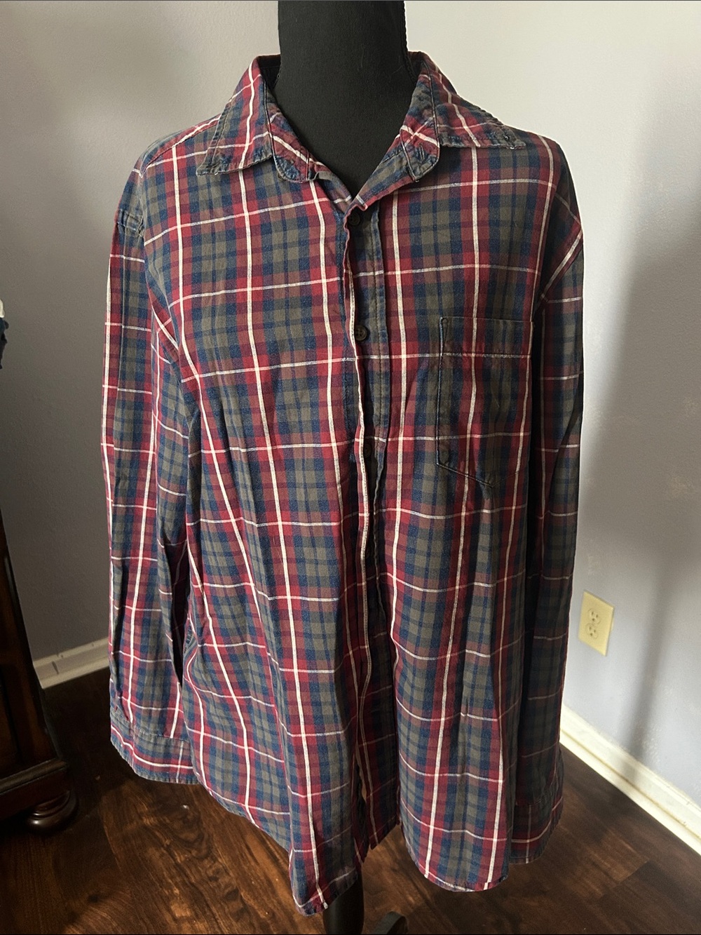 Faded Glory Classic Men Plaid Button-Up Shirt in Red and Blue Size Large (42-44)